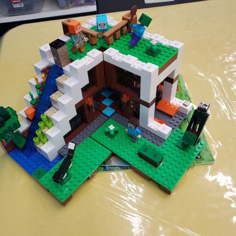 21134 LEGO Minecraft: The Waterfall Base (Retired) (Previously Owned)