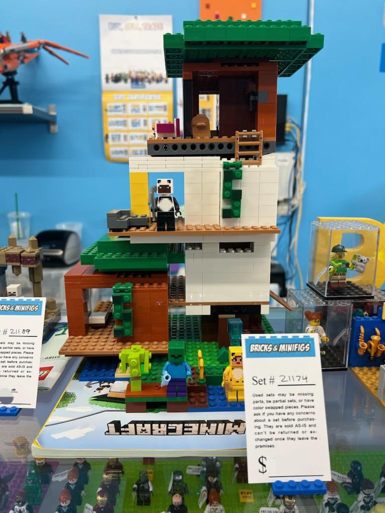 21174 Minecraft The Modern Treehouse (Retired) (Previously Owned)