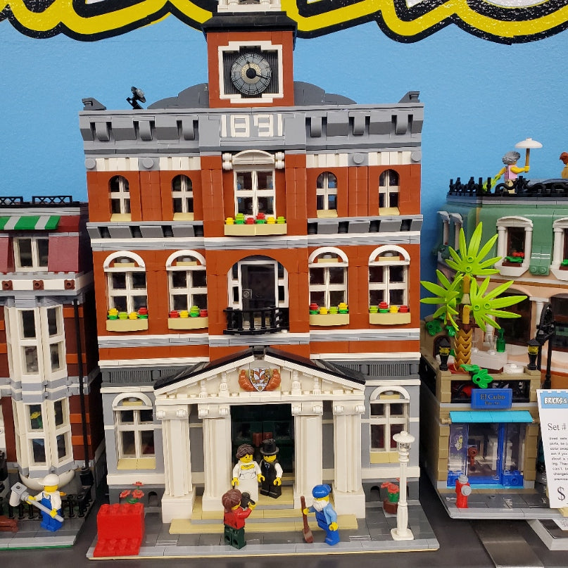 10224 LEGO Creator: Town Hall (Retired) (Previously Owned)