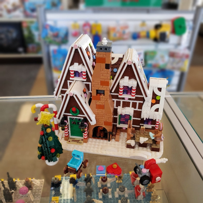10267 Gingerbread House (Retired) (Previously Owned)